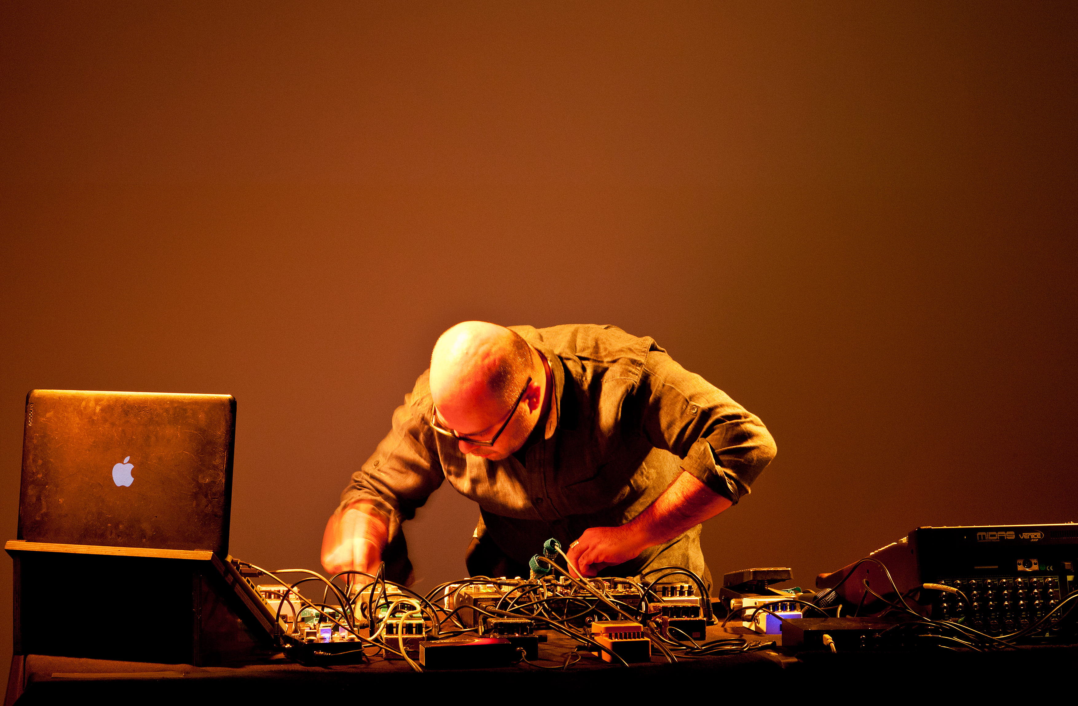 Hassan Khan Live at Portikus, Frankfurt, 2015, Photo by Helena Schlichting300dpi_1